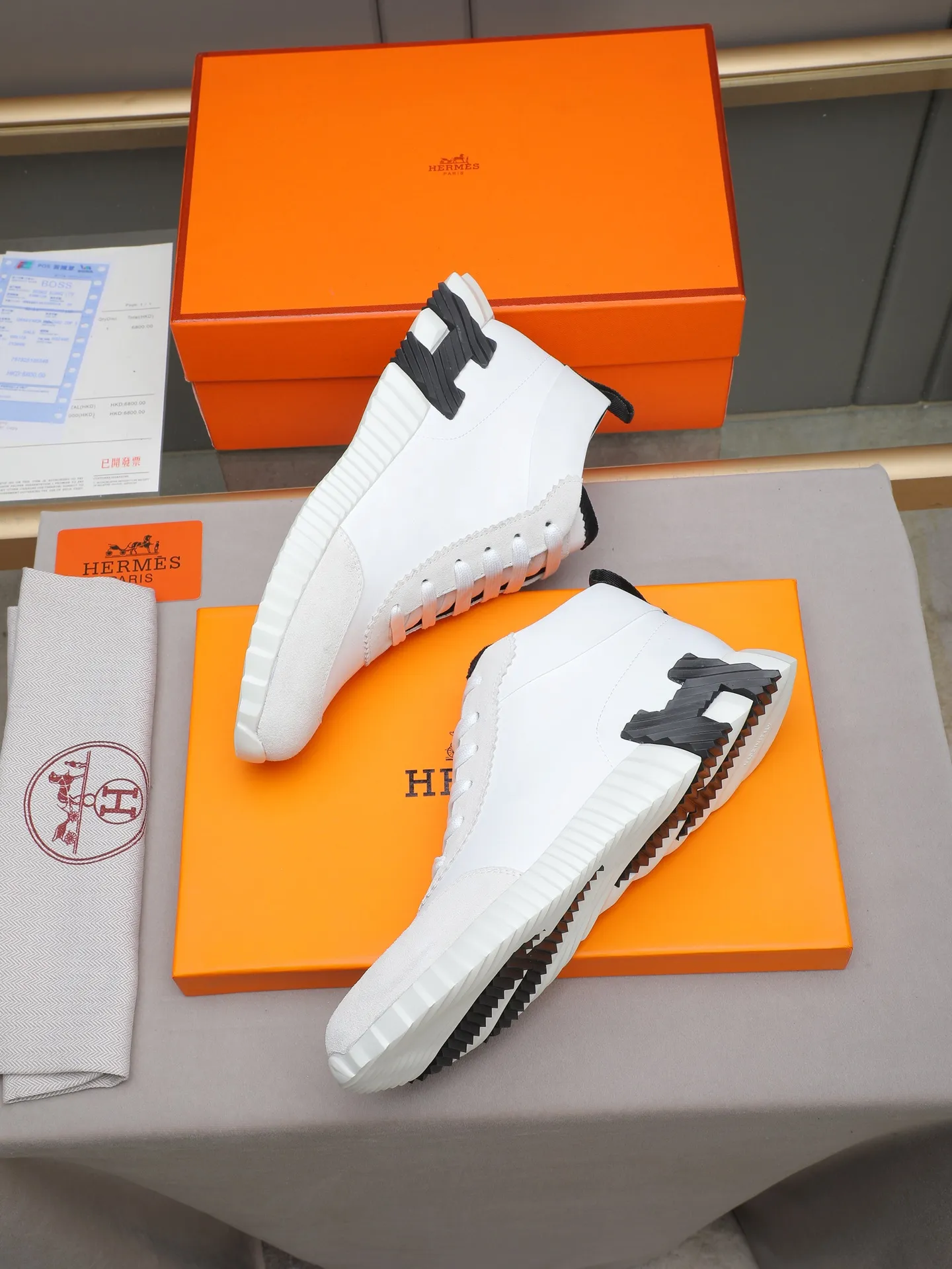 PPP460 (Hermes high-top men's shoes)🆕Men's sports shoes, decorated with textured calfskin details. Spliced ​​with original cowhide, this shoe draws inspiration from the equestrian world, integrating technical details and practical functions. Breathable sheep lining, original combination outsole, high-end quality, and every detail is perfectly combined! Size: 38-44 (45 can be customized)